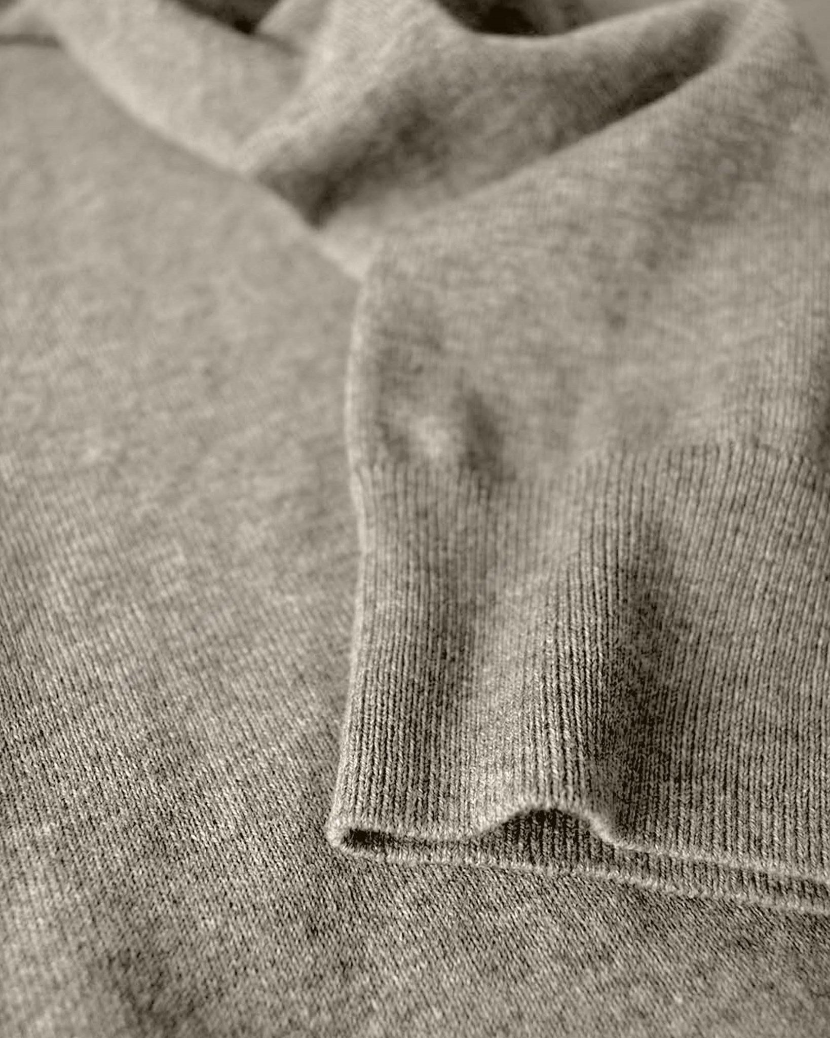 Brighton V Neck Men Sand Melange Closeup 3
