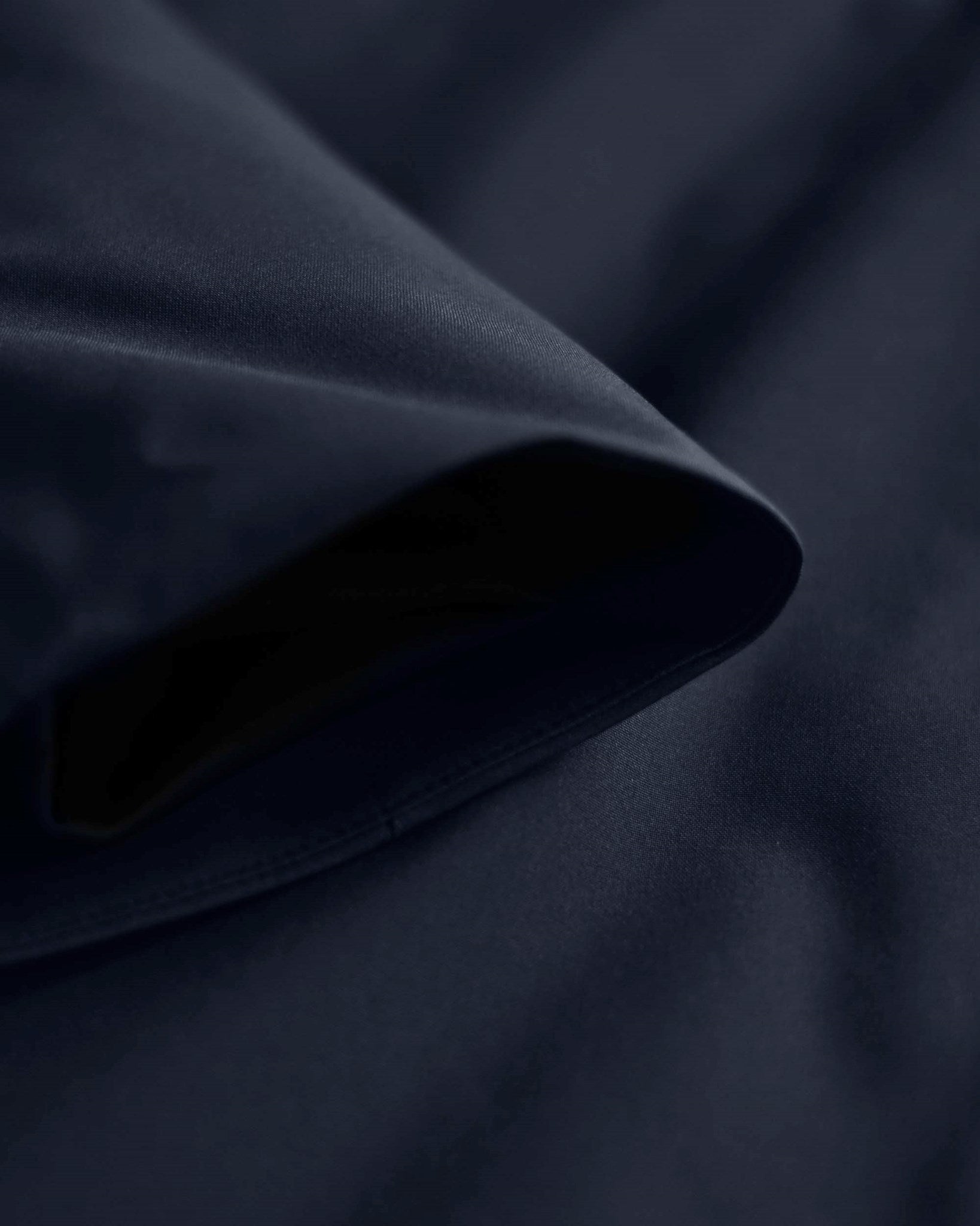 Eldrigde Men Women Navy Closeup 2